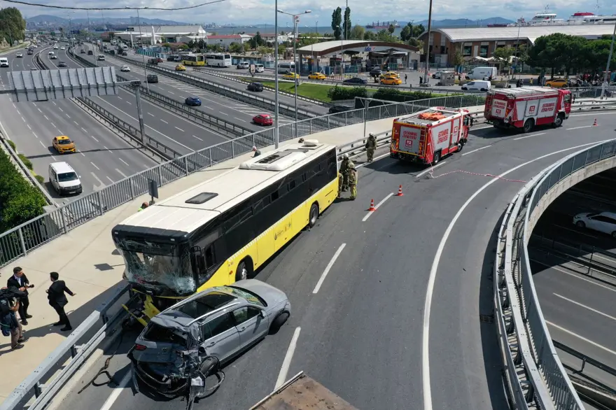 Yenikapı'da 7 araca çarpan İETT şoförü emniyete götürüldü 3