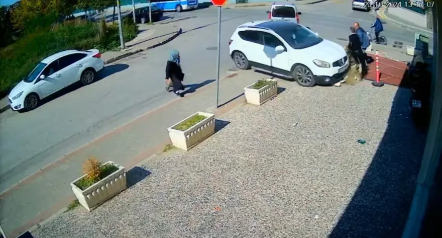Ayağını gazda unutunca faciadan dönüldü: Ezilmekten son anda kurtuldular! 1