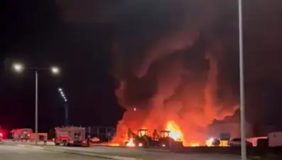 Akaryakıt tankerleri ve kamyonlar kül oldu