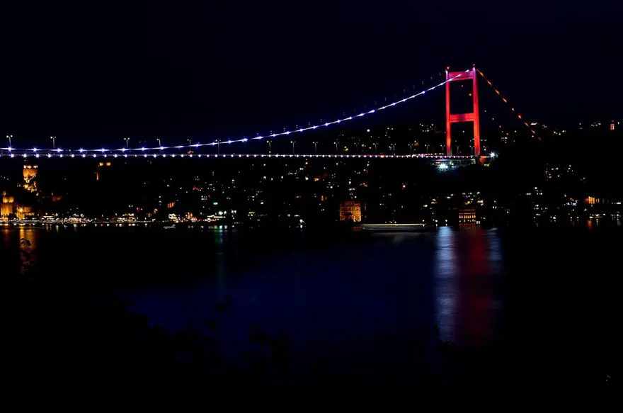 İstanbul'un tarihi simgeleri Milli Takım'a destek için Kırmızı-Beyaza büründü 19