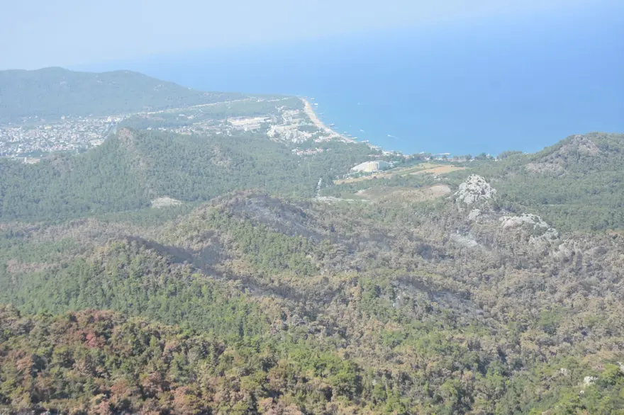 Kemer ilçesinde yanan alanlar havadan görüntülendi 