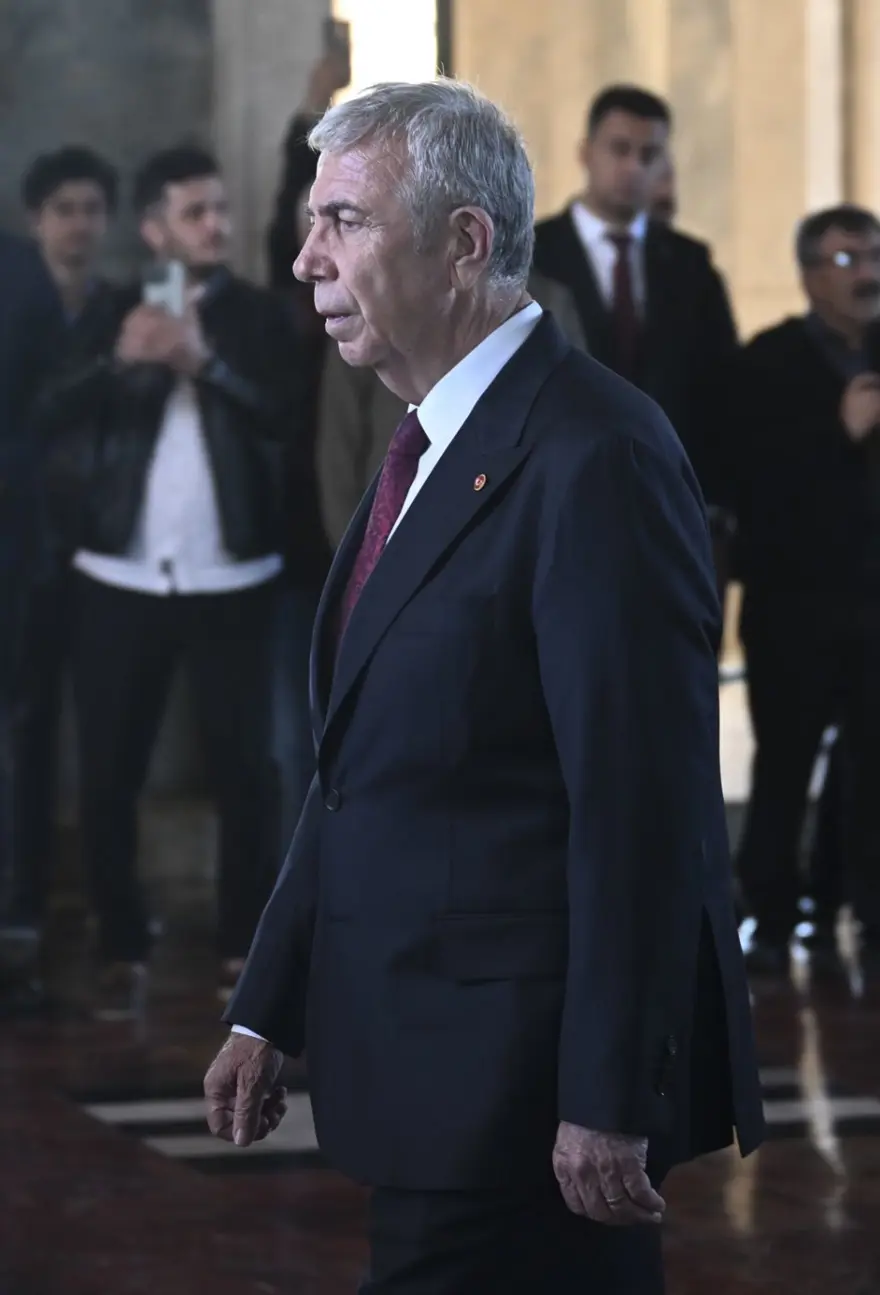 Mansur Yavaş ve Ankara'nın yeni belediye başkanları Anıtkabir'de 18 Mansur Yavaş ve Ankara'nın yeni belediye başkanları Anıtkabir'de 18