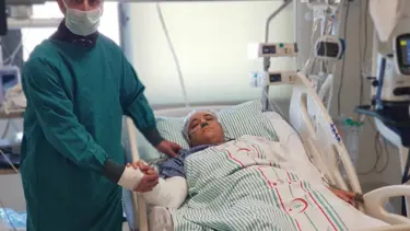 İtfaiye erinden enkazdan kurtardığı Azize'ye ziyaret