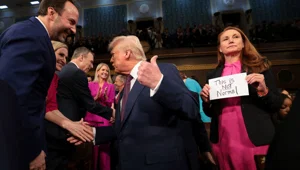 İlk Kongre'de Trump'a hem içeride hem dışarıda protesto: "ABD'de diktatör olmaz" İlk Kongre'de Trump'a hem içeride hem dışarıda protesto: "ABD'de diktatör olmaz"
