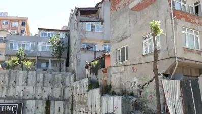 İstanbul'da bir çökme daha: Gaziosmanpaşa'da iki bina tahliye edildi