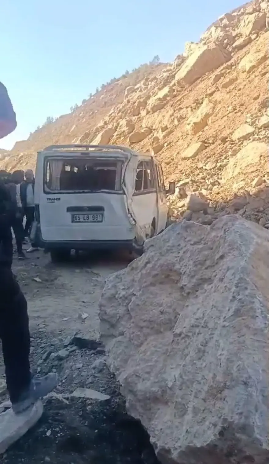 Hakkari'de faciadan dönüldü: Minibüsün üzerine kaya parçaları düştü 3