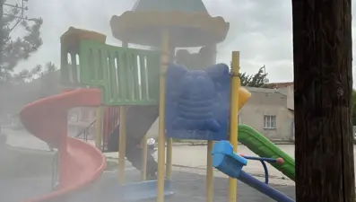 Çocukların oyun parkında yaktığı ateş vatandaşlar tarafından söndürüldü