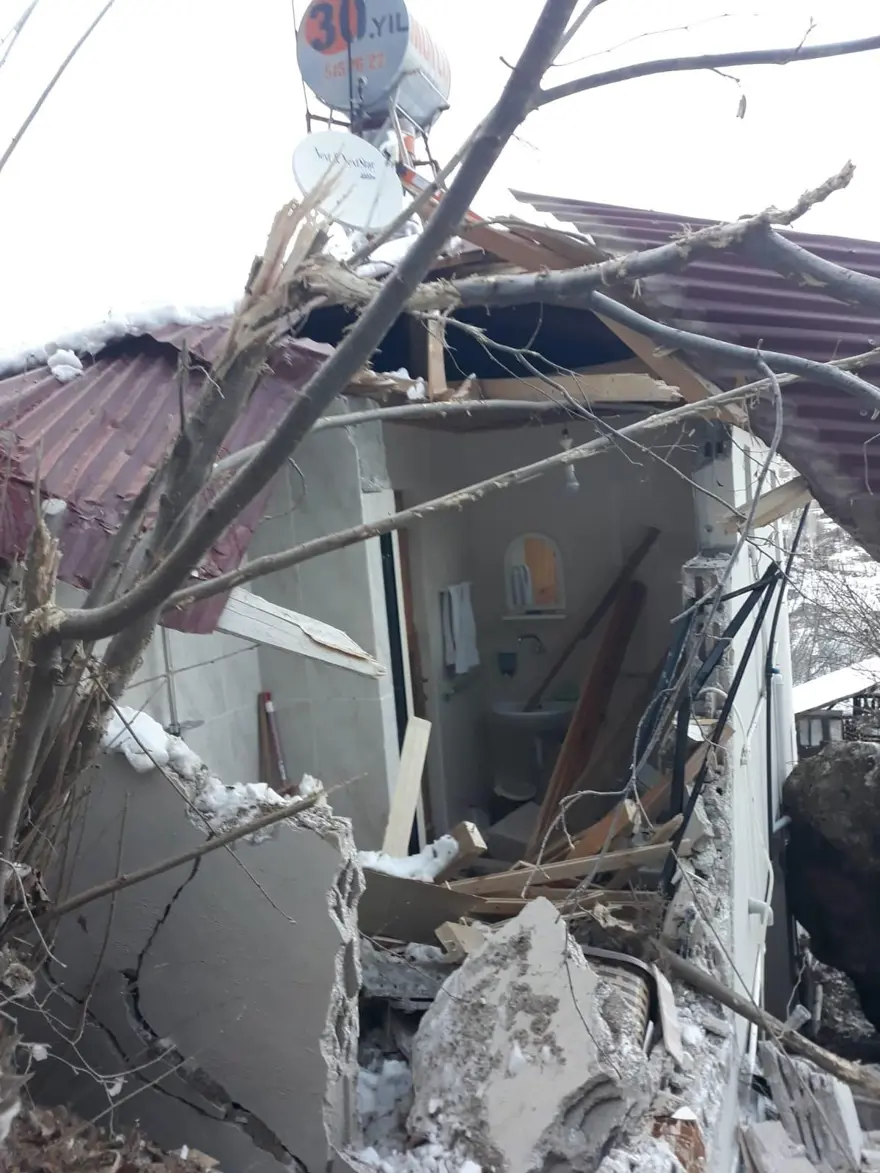 Düşen dev kaya parçası nedeniyle iki evde hasar oluştu 3