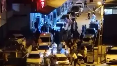 Düğün çıkışı ortalık karıştı: Arabasıyla kalabalığın içine daldı