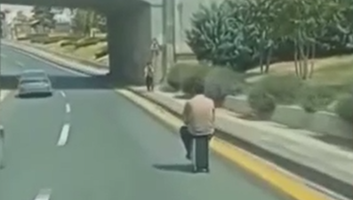 Ankara trafiğinde ilginç görüntü: Elektrikli valizle yolculuk