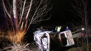 Tokat'ta ağaca çarpan ticari araç devrildi: Üç kişi öldü