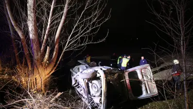 Tokat'ta ağaca çarpan ticari araç devrildi: Üç kişi öldü