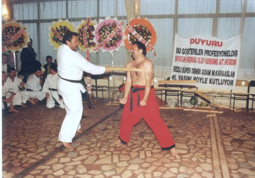 Güç gösterileri ustası karateci, kanserden kolunu kaybetti 7 Güç gösterileri ustası karateci, kanserden kolunu kaybetti 7