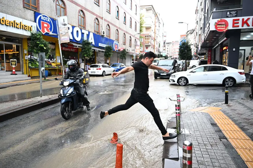 İstanbul'da sağanak yağış: Gaziosmanpaşa'da yollar göle döndü 4 İstanbul'da sağanak yağış: Gaziosmanpaşa'da yollar göle döndü 4