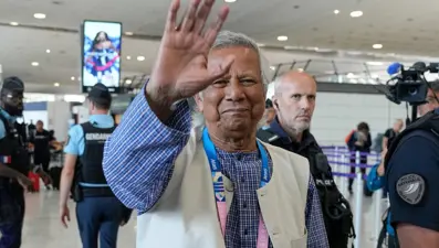 Nobel ödüllü Yunus, yönetime geçmek için Bangladeş'e dönüyor
