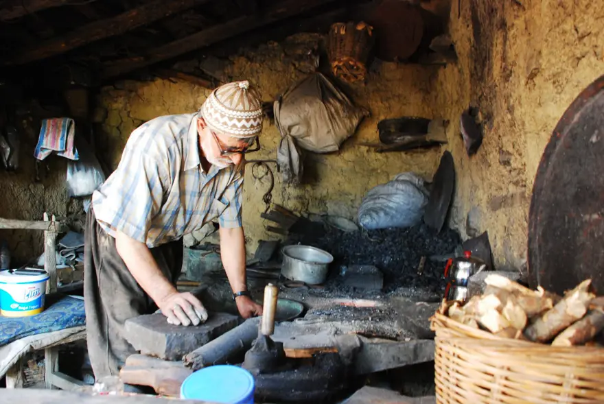 Çırak bulamayan 79 yaşındaki kalaycı ustası eşiyle birlikte çalışıyor 12