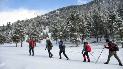 'Beyaz gelinliğini' giyen Toroslar doğa yürüyüşçülerinin gözdesi oldu