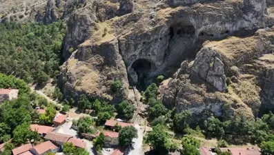 Doğa harikasını görebilmek için yüzlerce basamak çıkıyorlar