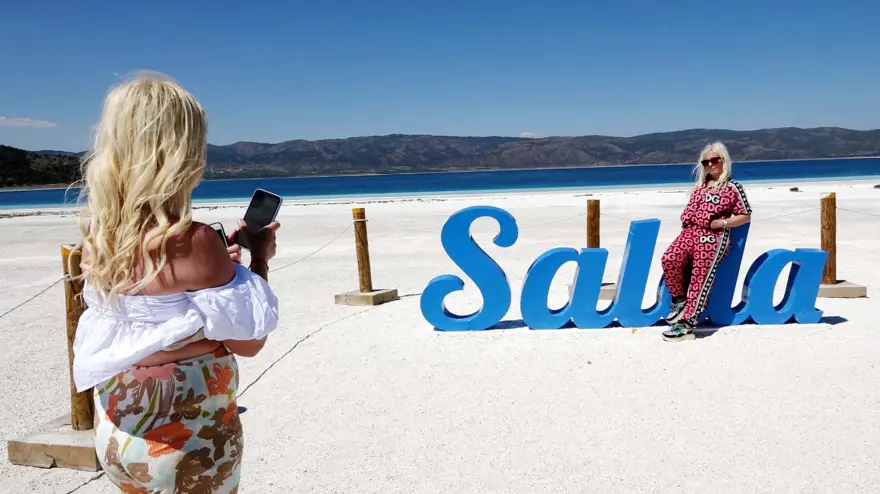 Normalleşme süreciyle Salda Gölü'nde ziyaretçi yoğunluğu 2