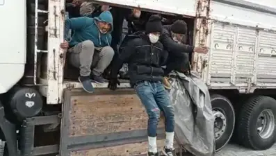 Van'da kamyon kasasından 112 kaçak çıktı