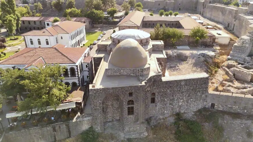 Depremde ağır hasar alan bin 600 yıllık kilisenin restorasyonu tamamlandı 