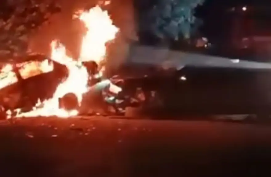 Bursa'da ciple kafa kafaya çarpışan otomobil alev aldı 2