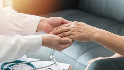 Parkinson, kabızlık, uyku ve koku alma bozukluklarıyla sinyal verebilir!