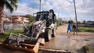 İzmir Çeşme'de etkili olan sağanak hayatı olumsuz etkiledi