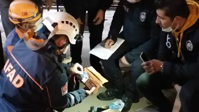 Enkazdan çıkan çantadan borç listesi ve bunların ödenmesi için ayrılan para çıktı