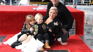 Pink ve Carey Hart çocuklarına silah kullanmayı öğretiyor