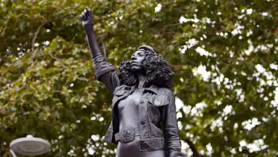 Yıkılan köle taciri heykelinin yerinde Black Lives Matter protestocusu yükseliyor