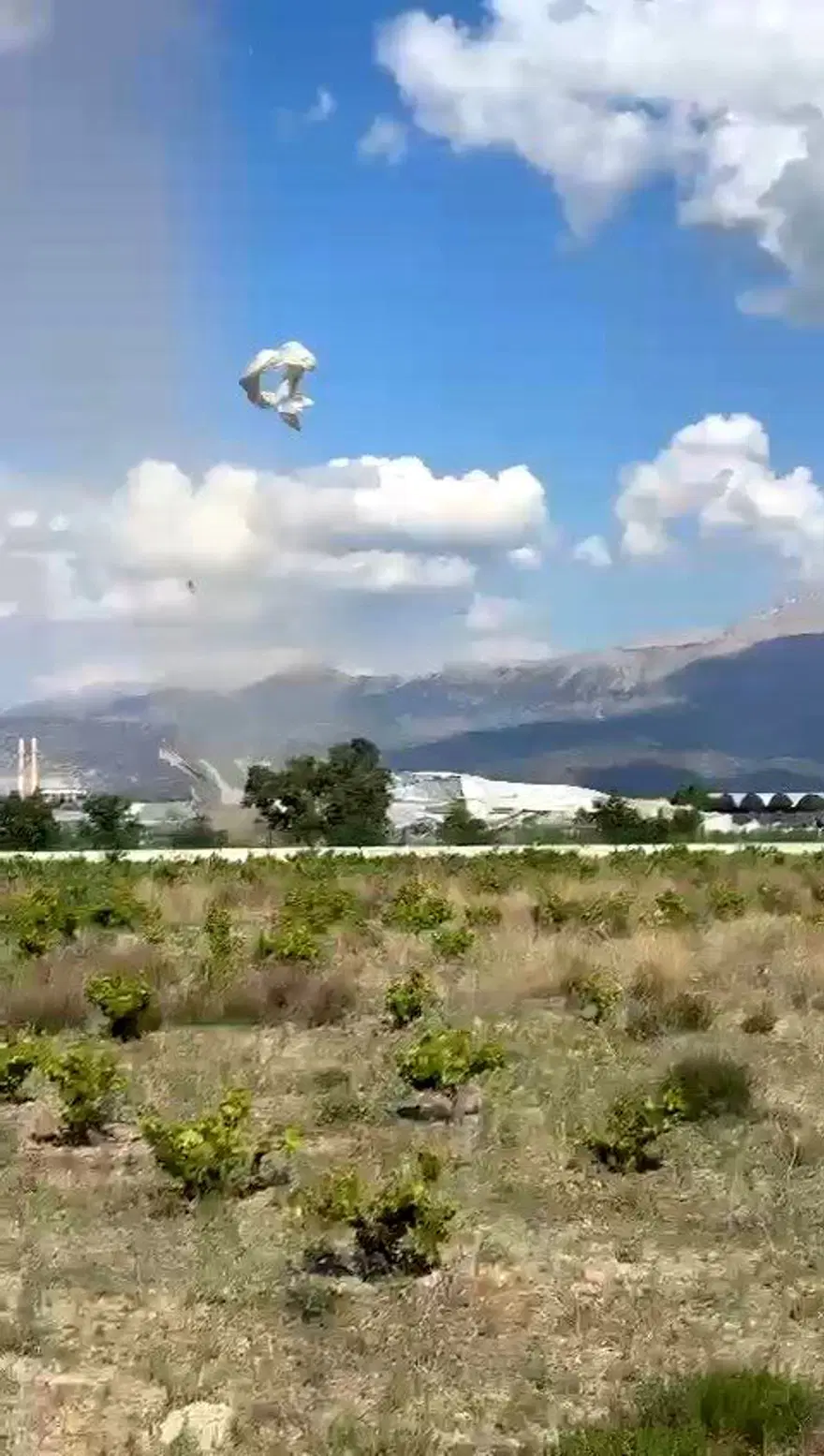 Isparta'da hortum seraları yıktı 2 Isparta'da hortum seraları yıktı 2