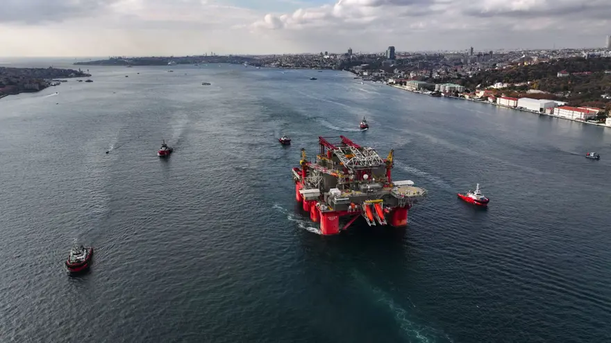 Dev petrol platformu İstanbul Boğazı geçişini tamamladı 16 Dev petrol platformu İstanbul Boğazı geçişini tamamladı 16