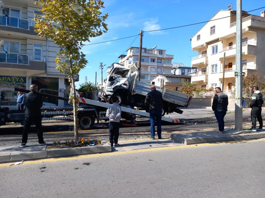 Kömür yüklü kamyon otomobile çarpıp devrildi: Bir kişi yaşamını yitirdi, 6 kişi yaralı 2