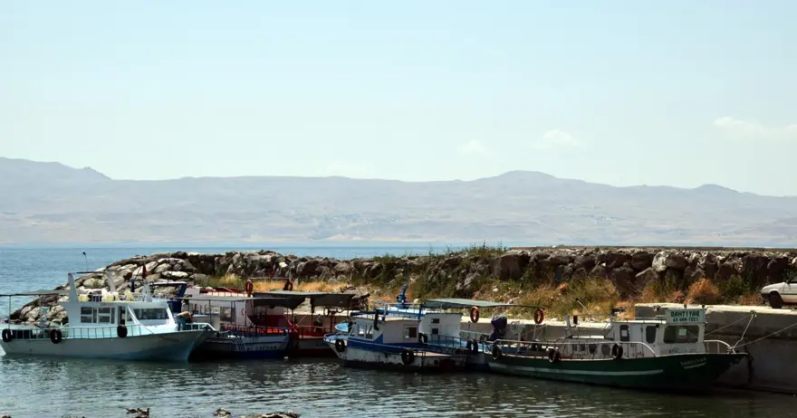 Av yasağı kalktı: Van Gölü'nde balıkçılar ‘vira bismillah’ deyip ağlarını suya bıraktı 7