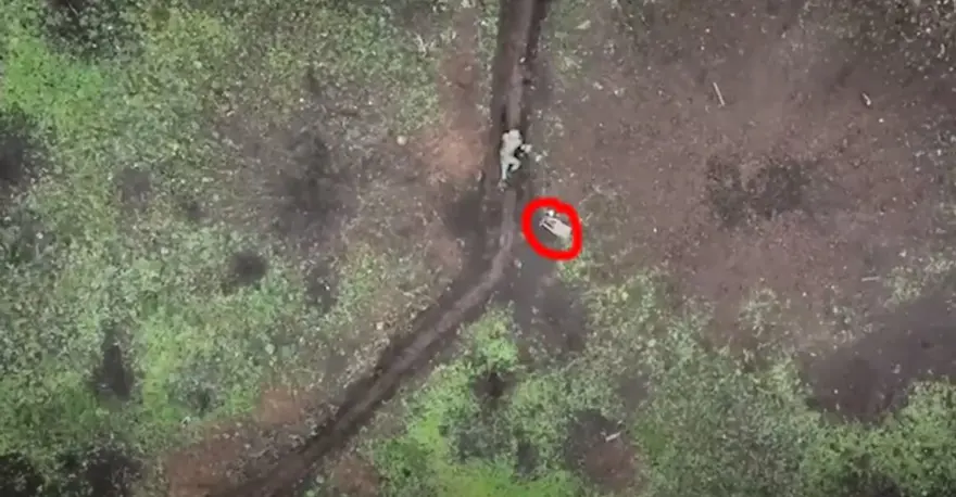 Rus askeri Ukrayna İHA'sından atılan bombaları eliyle etkisiz hale getirdi 1