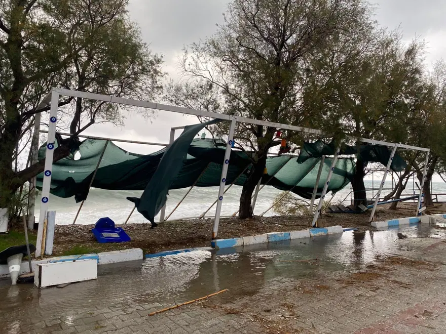 Fırtına restoranın çatısını uçurdu 