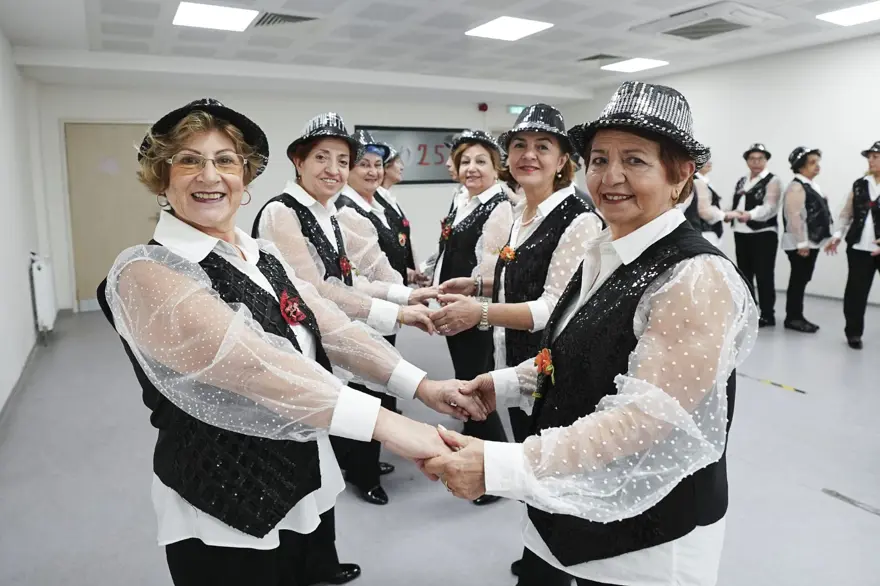 "Parlak Şapkalılar" dinç kalmak için dans ediyor: "Kolesterol, tansiyon, şeker hastasıyım, hepsi düzeldi" 