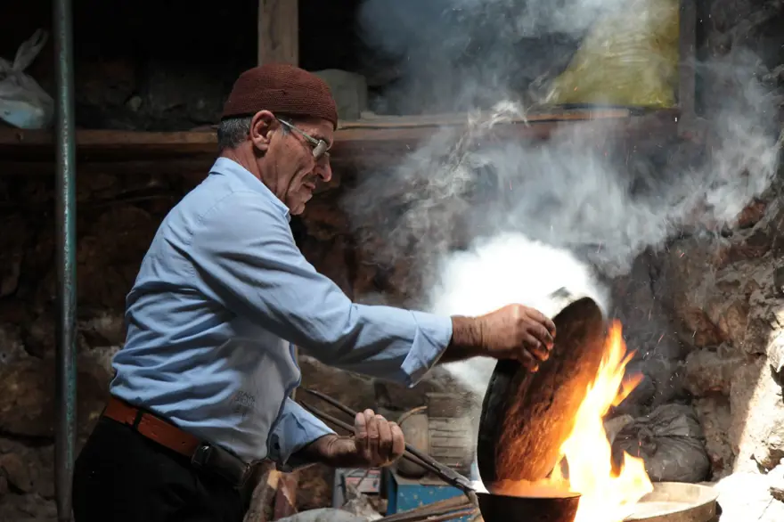 Çırak bulamayan 79 yaşındaki kalaycı ustası eşiyle birlikte çalışıyor 9