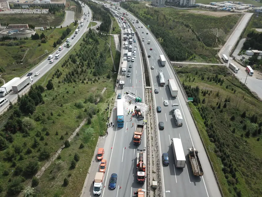 TEM'de zincirleme kaza: İstanbul yönü trafiğe kapandı 3 TEM'de zincirleme kaza: İstanbul yönü trafiğe kapandı 3
