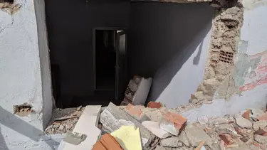 İzmir'de otobüs iki eve çarptı, 6 kişi yaralandı