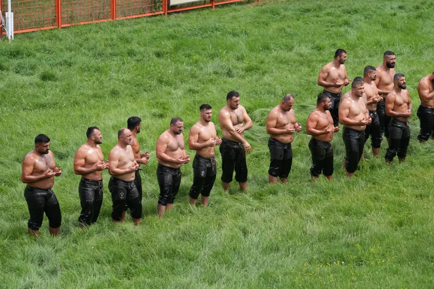 Edirne’yeKırkpınar akını: Otellerde yer bulamayanlar bahçelerde sabahladı 