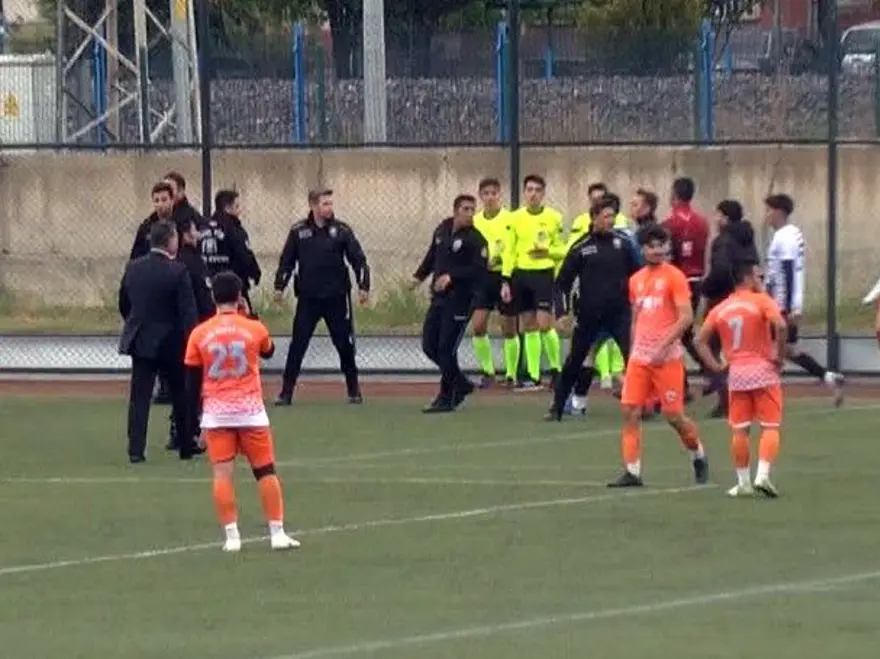 Futbolcu hakeme saldırdı maç tatil edildi 4