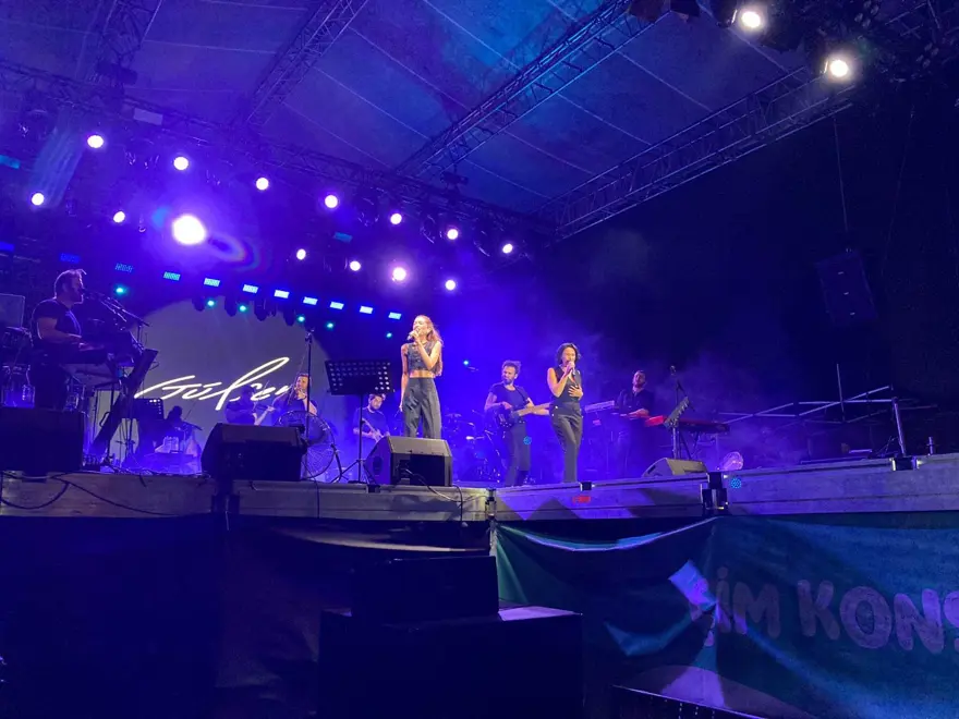 Ev hapsinde olan Gülşen'in yerine sahneye orkestra ve vokal grubu çıktı 2