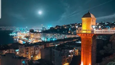 Tarihi anıtlar ve binalar lösemili çocuklar için turuncu ışıklarla aydınlatıldı