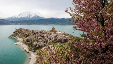 Van'ın Akdamar Adası’na ziyaretçi yağdı