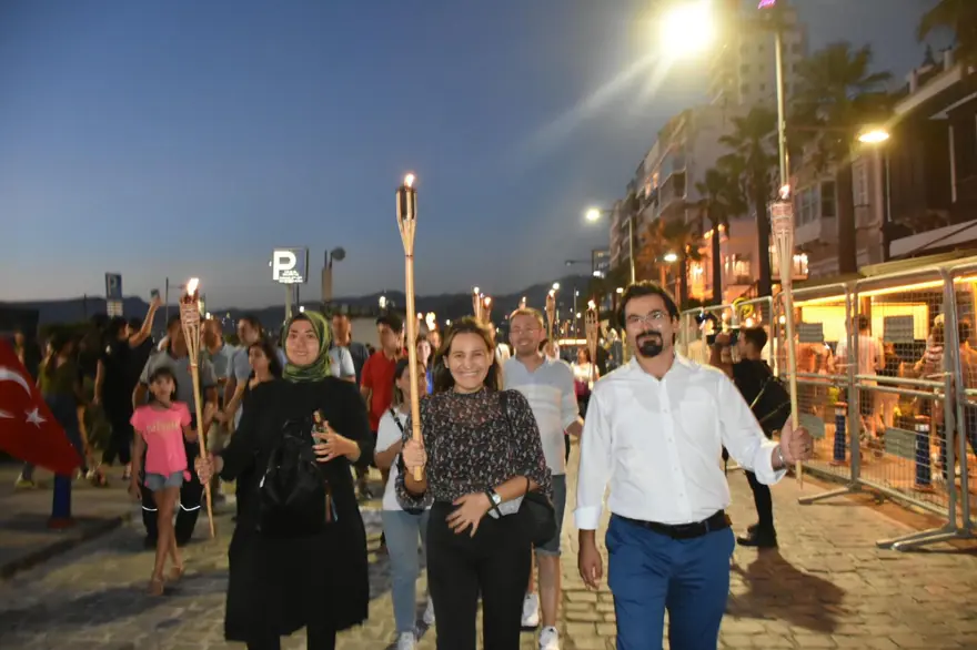 İzmir’de kurtuluş günü coşkusu: Tarkan konserine yüz binlerce kişi akın etti 1