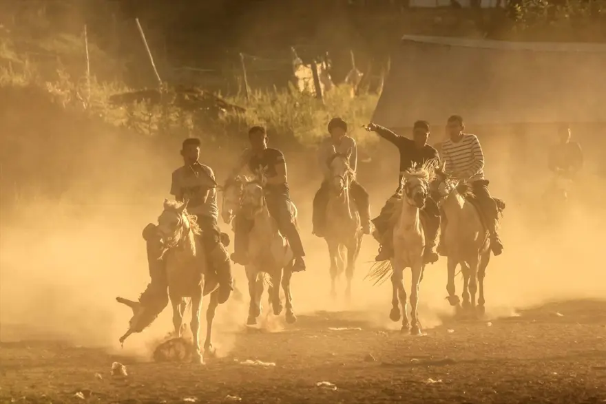 kırgız türkleri, buzkaşı, kökbörü oyunu, oğlak postu kapmaca, ulupamir, erciş 2