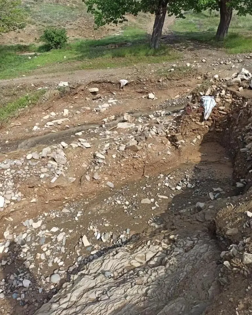 Elazığ'da sağanak sonrası köy yolu çöktü 2