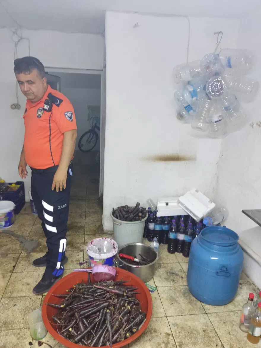Mide bulandıran ruhsatsız şalgam imalathanesi mühürlendi Mide bulandıran ruhsatsız şalgam imalathanesi mühürlendi